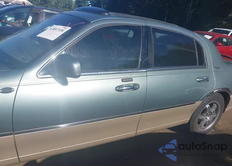 2005 Lincoln Town Car Signature Limited из США, поврежденный, VIN 1LNHM82W35Y651456